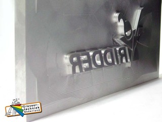 Speciaal graveerwerk, opwaartse letter